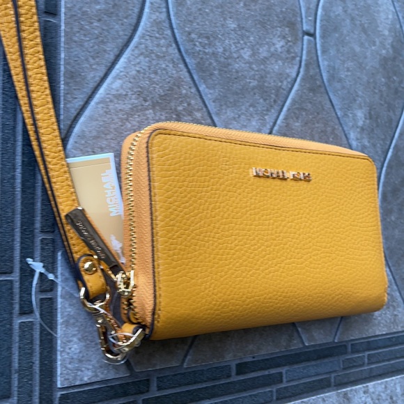 Michael Kors Jet Set Travel Lg Flat Multifunctional Phone Case-Wristlet-Wallet - Picture 2 of 16